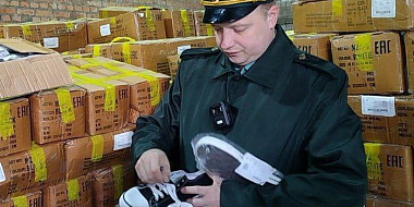 Смоленская таможня передала 27 тысяч пар конфискованной обуви для бойцов СВО