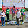 На пьедестале - Анастасия Кругликова (в центре), победившая в забеге ан 5 км