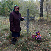 Нина Кондратьевна Жендарова до сих пор ухаживает за могилкой умершего на ее руках солдата.