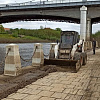 После спада воды набережную в Смоленске чистят от грязи и ила