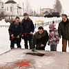 Игорь Ляхов вместе с семьей расчистил снег и возложил цветы к воинскому захоронению