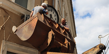 В Смоленске начался долгожданный ремонт часов на Большой Советской