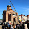 В Смоленске освятили крест и купол храма преподобного Сергия Радонежского