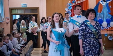 Василий Анохин поздравил смоленских выпускников с праздником Последний звонок