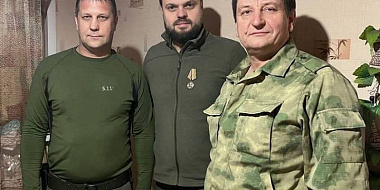 Депутат Госдумы от Смоленщины Артём Туров получил медаль от командира 144-ой дивизии на передовой