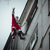Новогодний сюрприз от «Рабочего пути». Летающий Дед Мороз спустился к детям с крыши