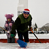 Игорь Ляхов вместе с семьей расчистил снег и возложил цветы к воинскому захоронению