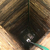 Ветхий колодец с мутной водой - единственный водный источник для смоленских ветеранов войны и труда
