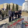 В Смоленске кадеты и ветераны органов безопасности возложили цветы к бюсту Юрия Гагарина