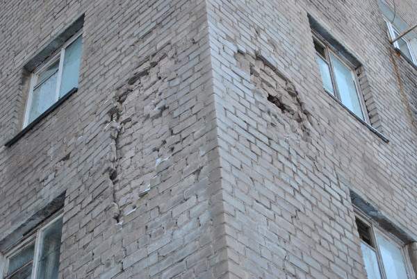 Отдельный трещина. Трещины на фасаде. Разрушение кирпичной кладки наружных стен. Трещина в здании. Разрушение кирпичного ЗДА.