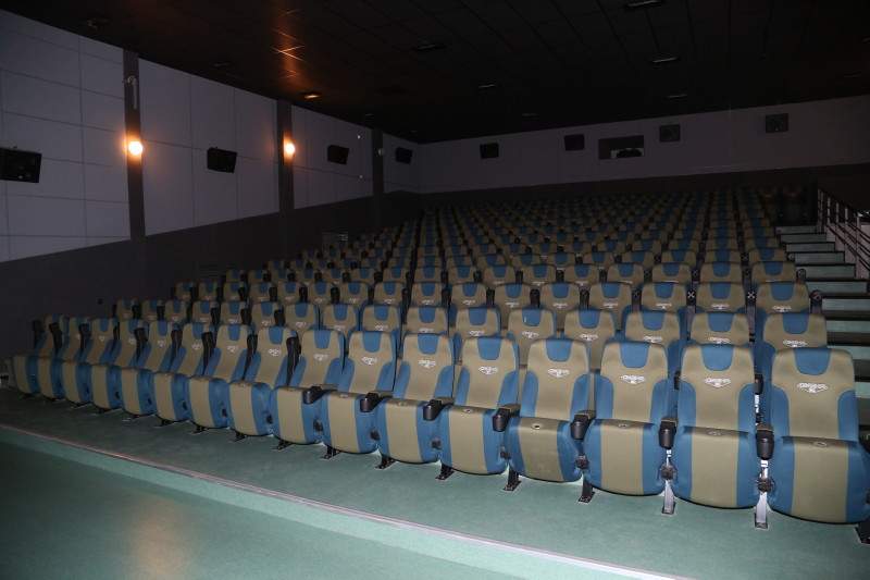 Кинотеатры смоленска сеансы. Кинотеатр смена Смоленск. Кинотеатр смена зал. Смена зрительный зал. Смена Смоленск кинотеатр смена.