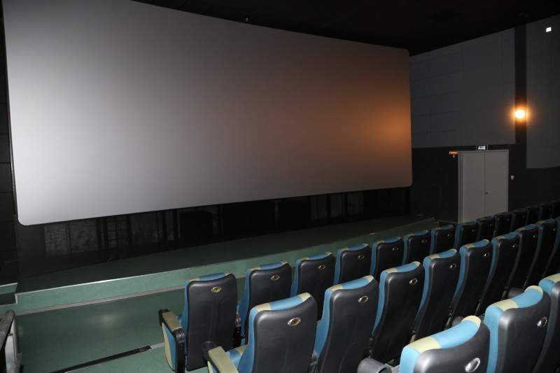Кинотеатры смоленска сеансы. Кинотеатр Смоленск. Смена кинотеатр залы. Кинотеатр смена красный зал.