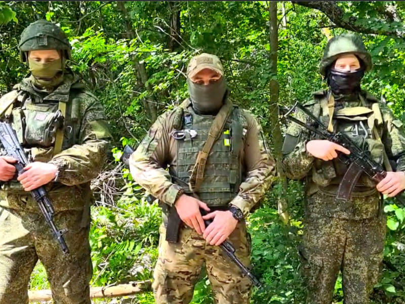 Смоленские бойцы в зоне СВО поздравили земляков с Днем Победы